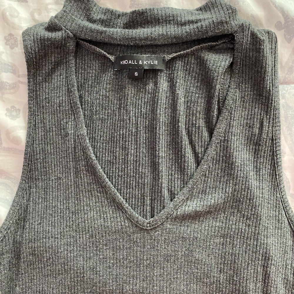 KENDALL & KYLIE VNECK CUTOUT TANK TOP SIZE SMALL
